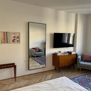 Appartement 5, Budapest